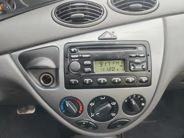 2004 Ford Focus - Photo 15
