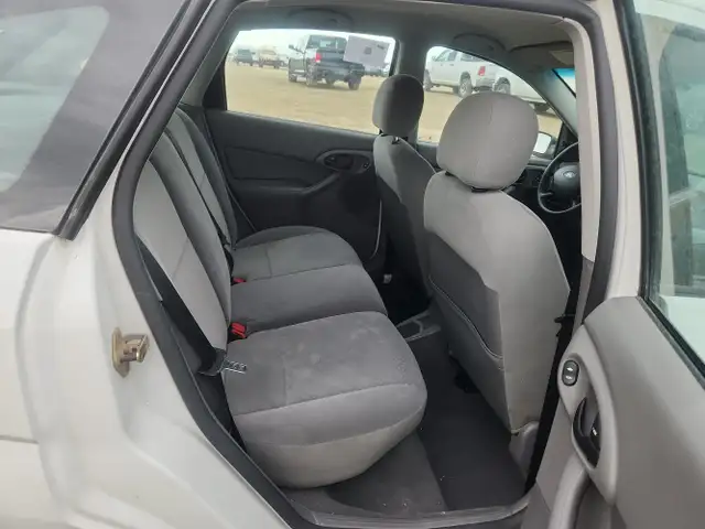 2004 Ford Focus - Photo 23