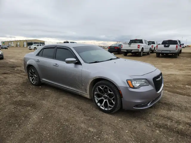 2018 Chrysler 300 - Photo 2