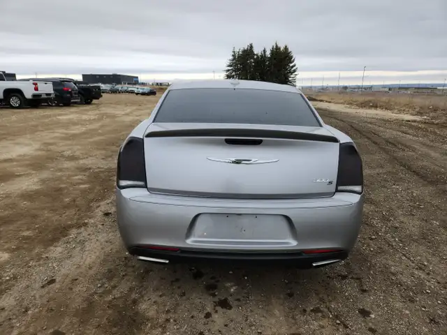 2018 Chrysler 300 - Photo 6