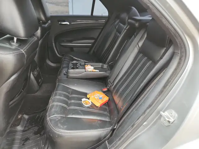 2018 Chrysler 300 - Photo 14