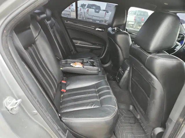 2018 Chrysler 300 - Photo 16