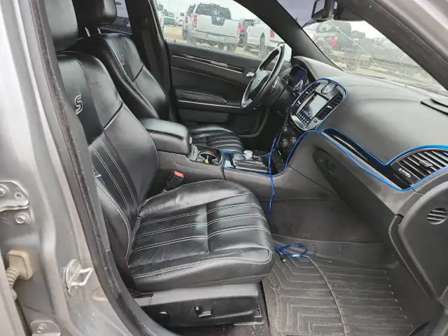 2018 Chrysler 300 - Photo 17