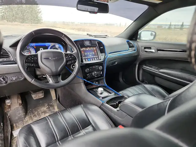 2018 Chrysler 300 - Photo 18