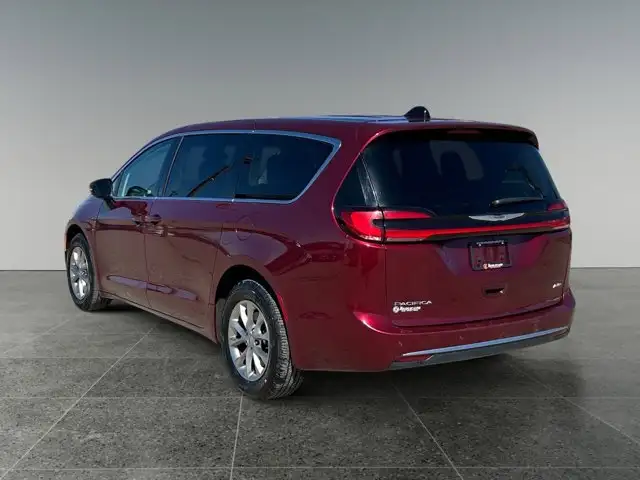 2023 Chrysler Pacifica Touring L / AWD - Photo 4