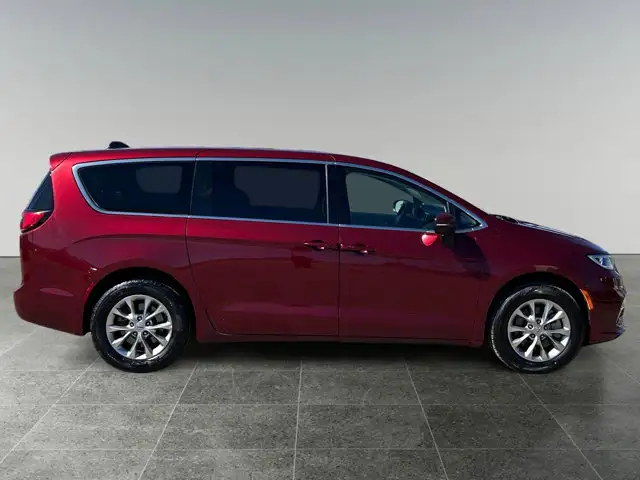 2023 Chrysler Pacifica Touring L / AWD - Photo 8