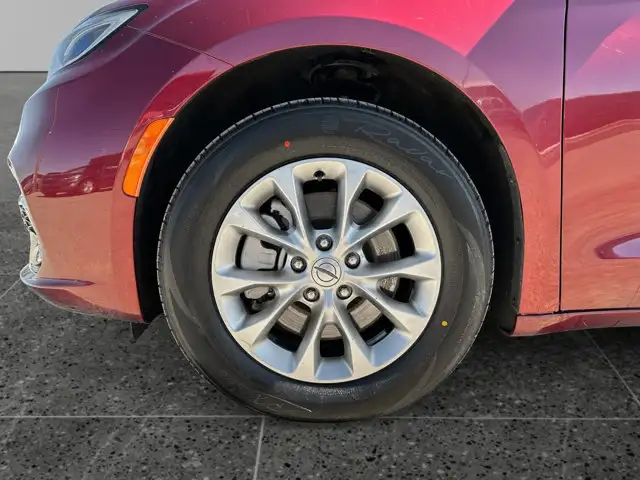 2023 Chrysler Pacifica Touring L / AWD - Photo 11