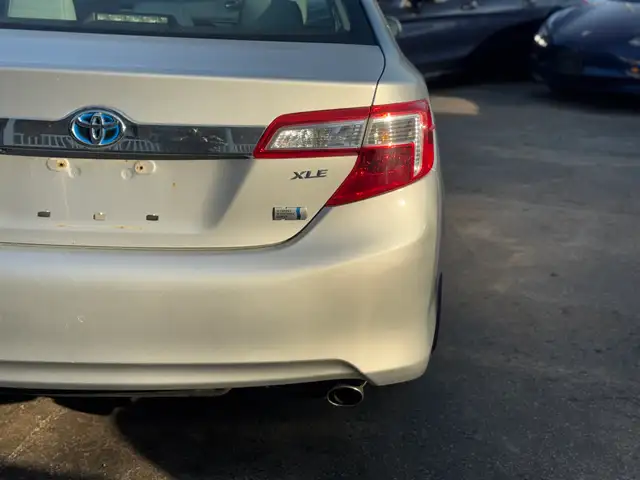 2012 Toyota Camry Hybrid Sedan XLE - Photo 11
