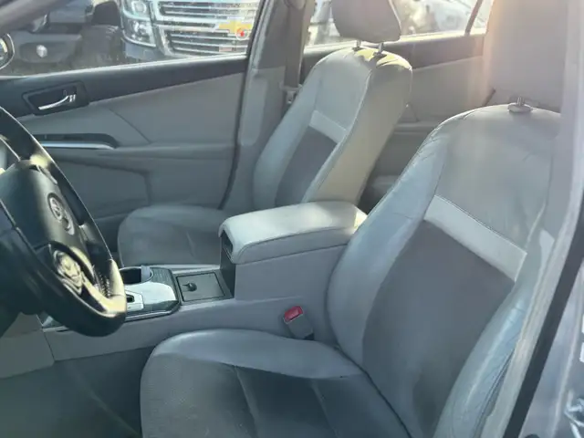 2012 Toyota Camry Hybrid Sedan XLE - Photo 12