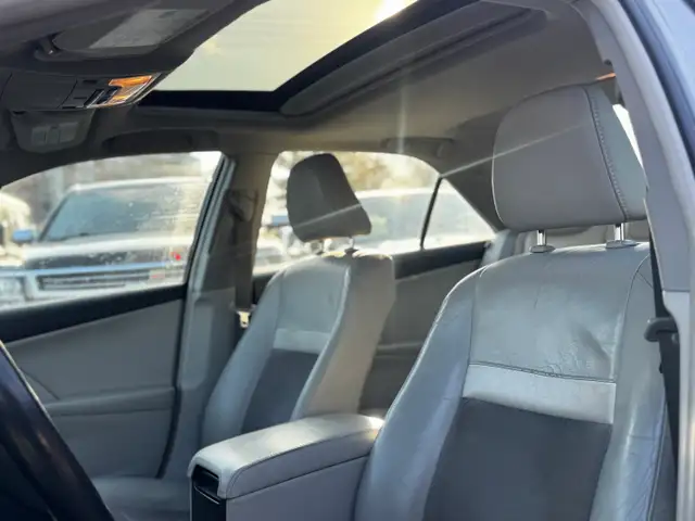 2012 Toyota Camry Hybrid Sedan XLE - Photo 13