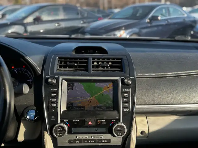 2012 Toyota Camry Hybrid Sedan XLE - Photo 14