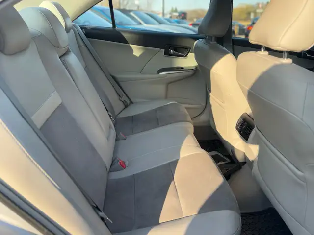 2012 Toyota Camry Hybrid Sedan XLE - Photo 16