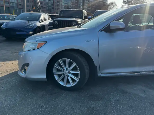 2012 Toyota Camry Hybrid Sedan XLE - Photo 17