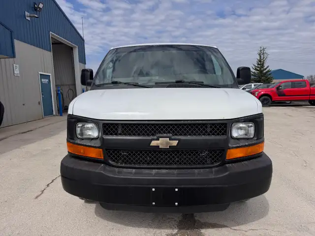 2015 Chevrolet Express - Photo 2