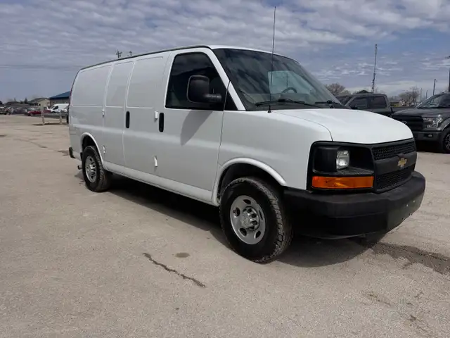 2015 Chevrolet Express - Photo 3