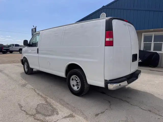 2015 Chevrolet Express - Photo 9