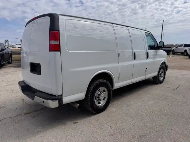 2015 Chevrolet Express - Photo 10