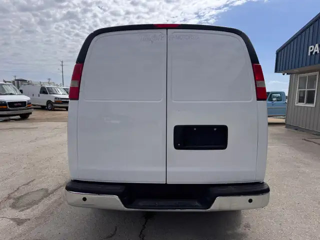 2015 Chevrolet Express - Photo 11