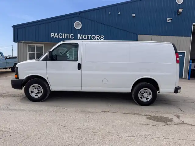 2015 Chevrolet Express - Photo 14