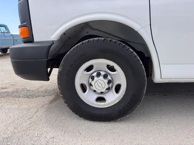 2015 Chevrolet Express - Photo 15