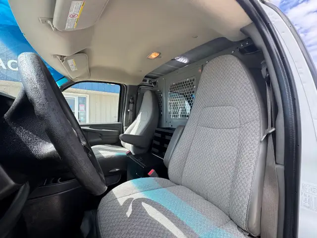 2015 Chevrolet Express - Photo 17