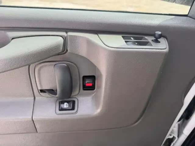 2015 Chevrolet Express - Photo 18