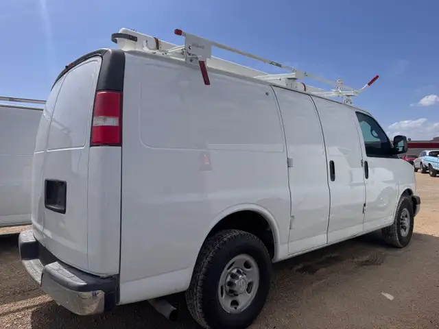 2015 Chevrolet Express - Photo 2