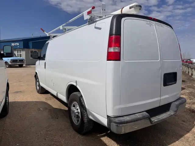 2015 Chevrolet Express - Photo 3
