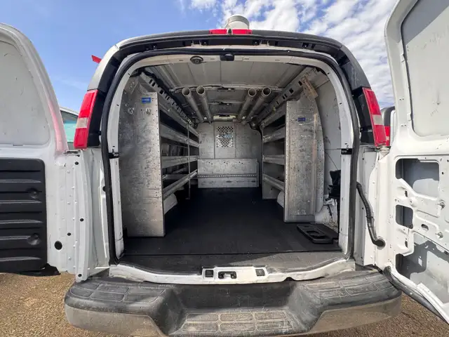 2015 Chevrolet Express - Photo 4