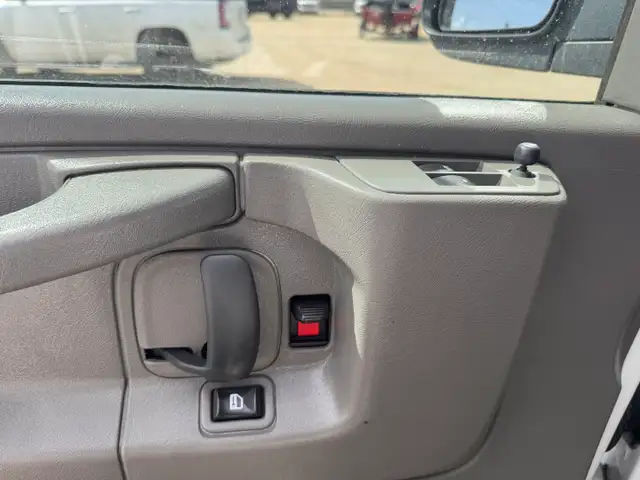 2015 Chevrolet Express - Photo 11