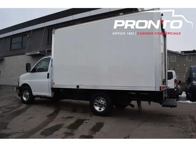 2019 GMC Savana 3500 / Cube 12 pied / 6.0L V8 / Attache remorque - Photo 3
