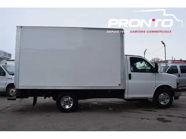 2019 GMC Savana 3500 / Cube 12 pied / 6.0L V8 / Attache remorque - Photo 7