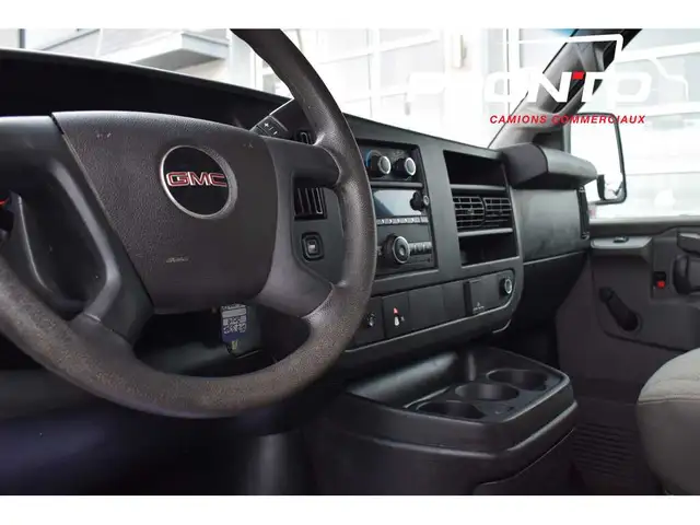 2019 GMC Savana 3500 / Cube 12 pied / 6.0L V8 / Attache remorque - Photo 14