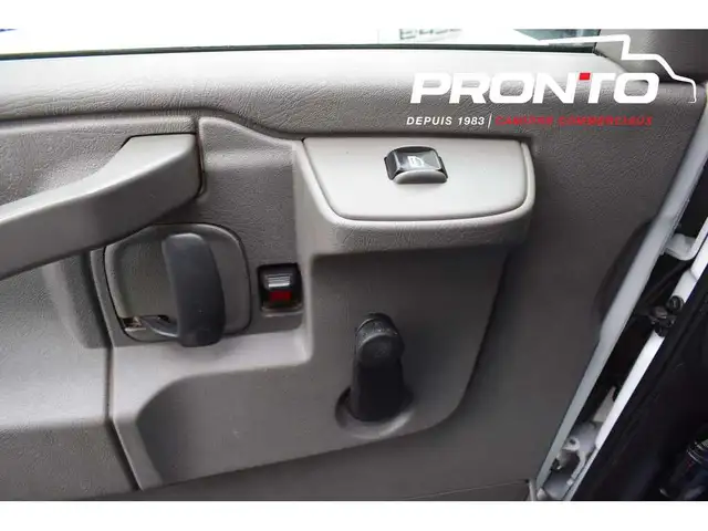 2019 GMC Savana 3500 / Cube 12 pied / 6.0L V8 / Attache remorque - Photo 17