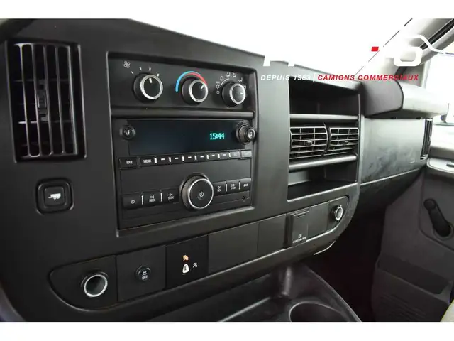 2019 GMC Savana 3500 / Cube 12 pied / 6.0L V8 / Attache remorque - Photo 19