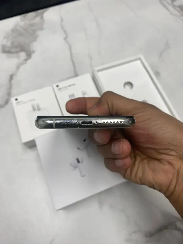 iPhone 11 PRO 256GB Unlocked - Mint Condition! - Photo 4