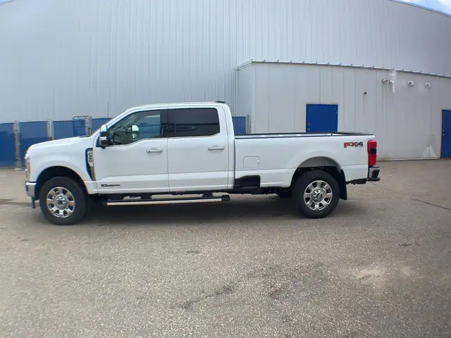 2026 Ford Super Duty F-350 SRW Lariat FX4 618A - Photo 2