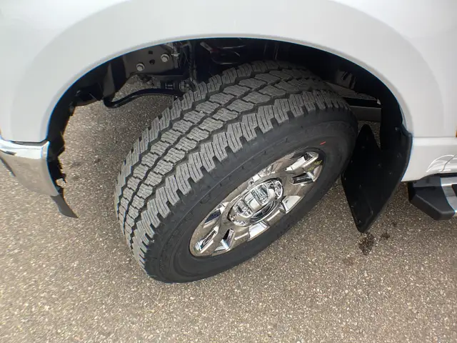 2026 Ford Super Duty F-350 SRW Lariat FX4 618A - Photo 10