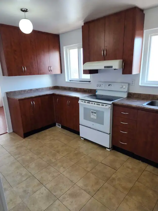 $2400 - 3 Bedroom Upper Level Semi Brampton - Photo 3