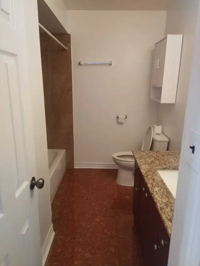 $2400 - 3 Bedroom Upper Level Semi Brampton - Photo 5