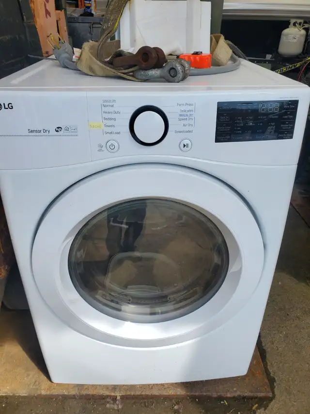 LG WASHER AND ELECTRIC  DRYER WITH STACKABLE BRACKET