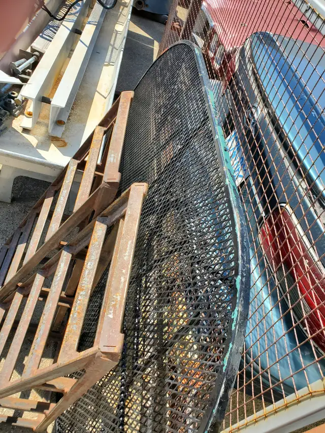 ROD IRON FOUR CHAIRS AND TABLE 1970'S   $400.00 - Photo 3