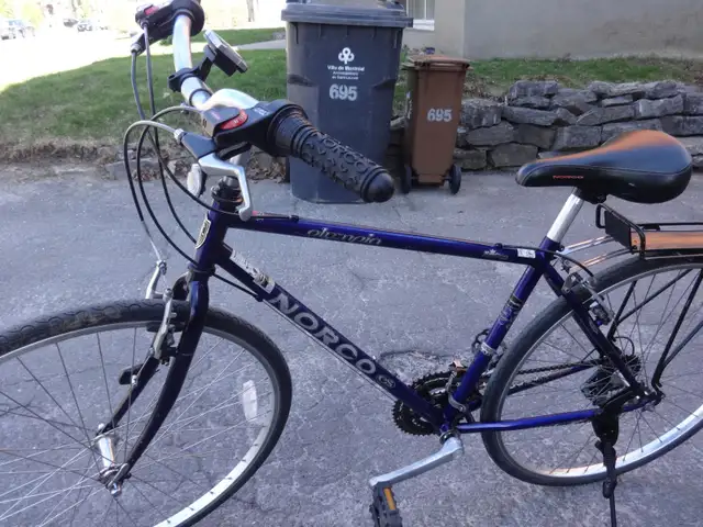 NORCO,VÉLO DE VILLE,DE 18 VITESSES, ROUES 28 POUCES.