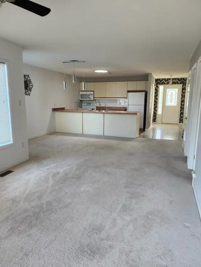 1 Bedroom   Den & 1 Bathroom House for rent in an Adult Communit - Photo 2