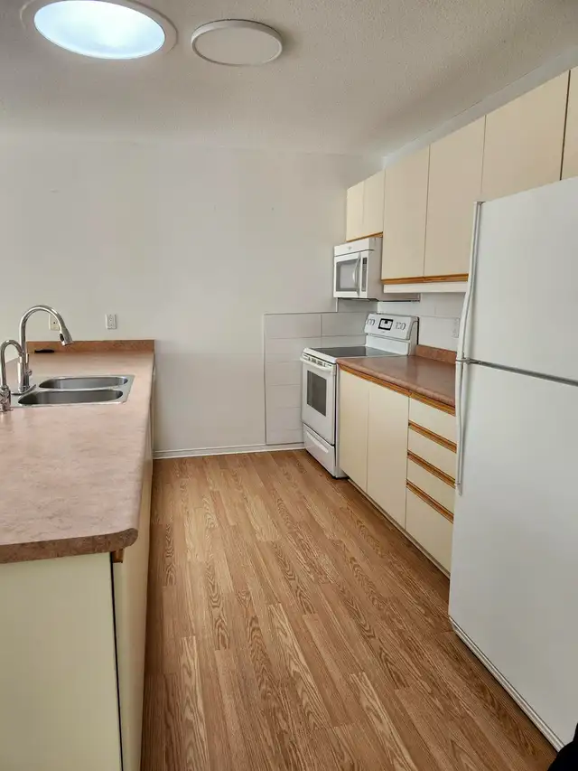 1 Bedroom   Den & 1 Bathroom House for rent in an Adult Communit - Photo 5