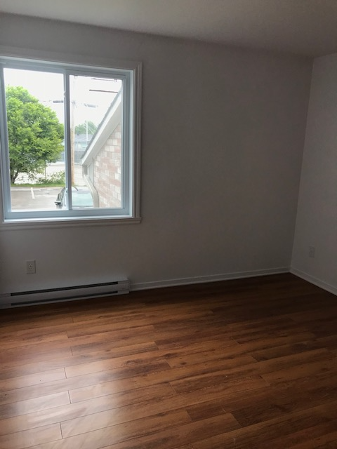 A Louer 4 1/2 a Laval avec balcon et stationement - Photo 3