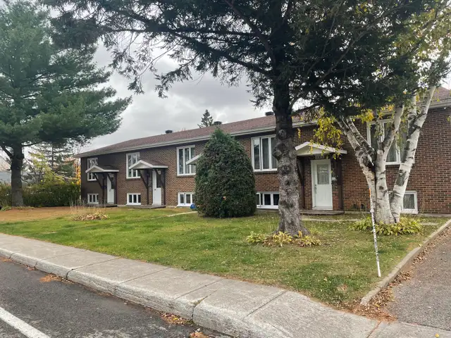 Beau grand 4 1/2 sur 2 étage, Beauport, WIFI