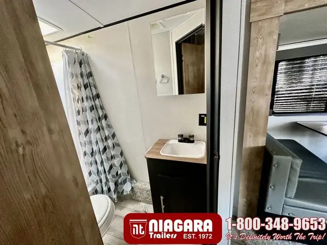 2022 KEYSTONE SPRINGDALE 295BH Travel Trailer - Photo 17