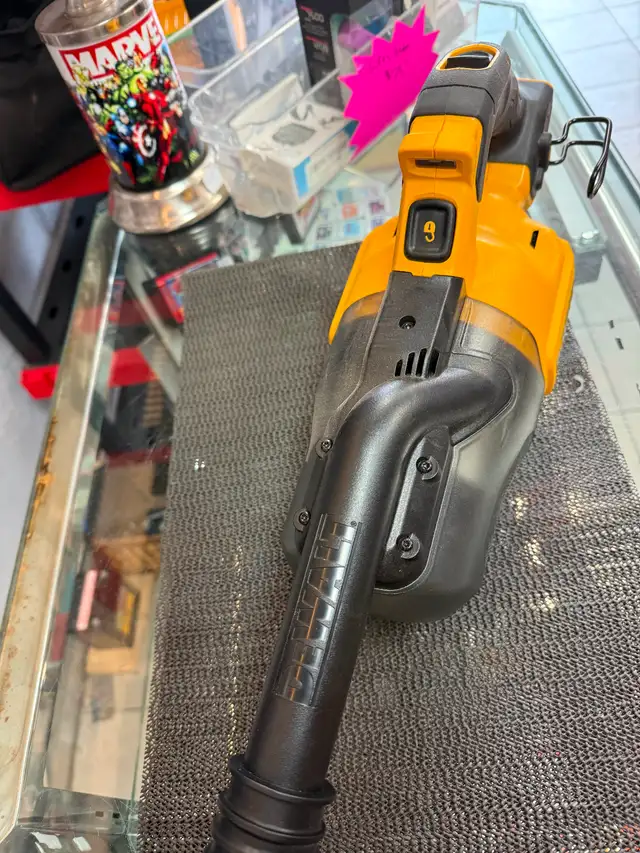 DEWALT 20V MAX Cordless Jobsite Dry Hand Vacuum - Photo 2