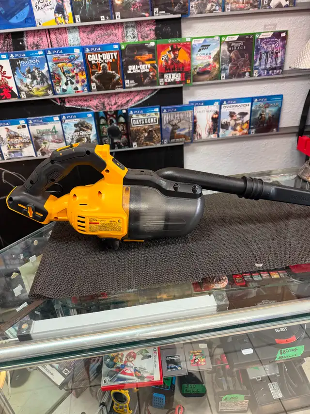DEWALT 20V MAX Cordless Jobsite Dry Hand Vacuum - Photo 3